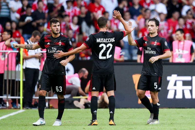 Milan vine cu vedetele la Severin!