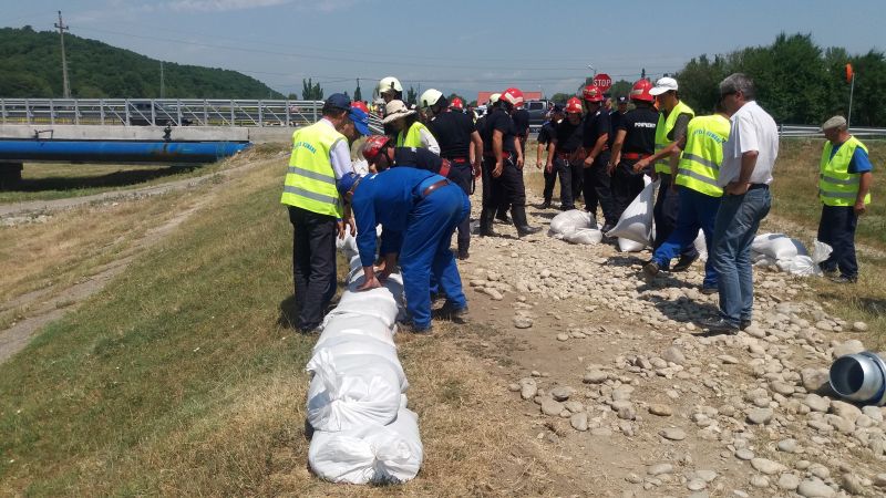 Operaţiune în forţă pentru supraînălţarea unui dig al Jiului