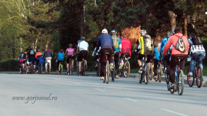 Pasionaţii de ciclism îşi dau concursul la Târgu-Jiu Bike Fest 2017