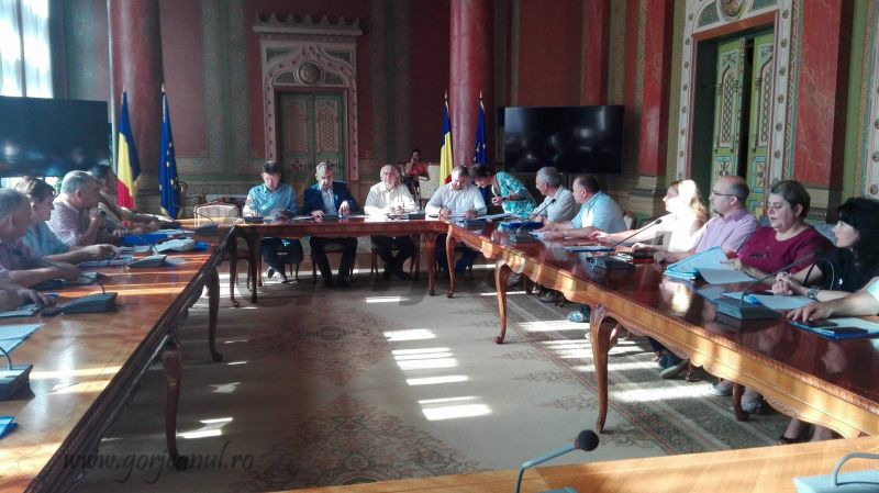 Întâlnire soft între doi parlamentari de Gorj şi vârstnicii din judeţ