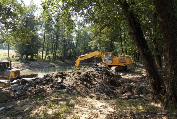 Consolidări de maluri pe râurile din judeţ