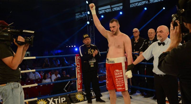 Gabroveanu boxează cu centura pe masă!