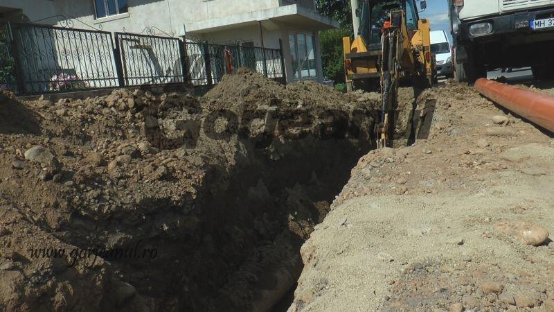 Continuă investiţiile în sistemele de canalizare şi în unităţile de învăţământ din Târgu-Jiu