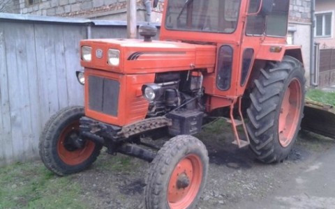 Arestat după ce a spart geamurile unui tractor