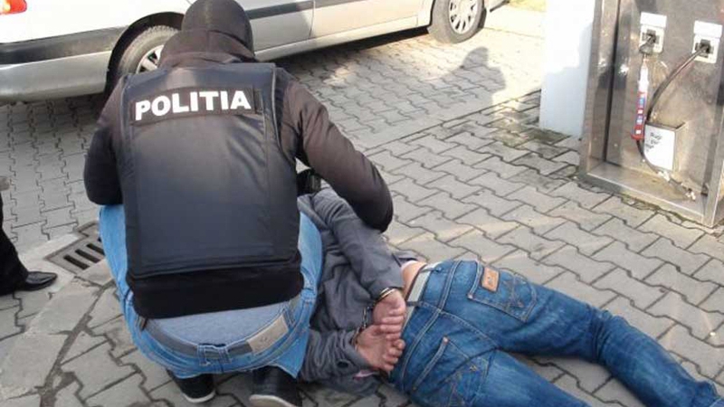 Doi tineri din Târgu Jiu și Petrila, arestați pentru operațiuni financiare informatice frauduloase și tâlhărie calificată