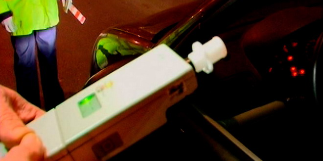 Șofer beat, prins după ce a condus mașina în zig-zag