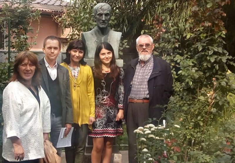 Laura Ungureanu, gorjeancă din partea tatălui, la prima expoziție de pictură în București