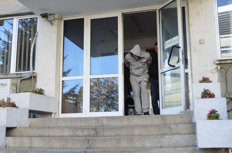 Liber după ce a asmuțit câinii pe polițiști