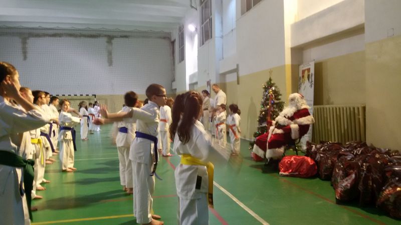 Karate și colinde pentru Moș Crăciun! – Copiii Centrului de Zi Târgu-Jiu, încărcați cu cadouri