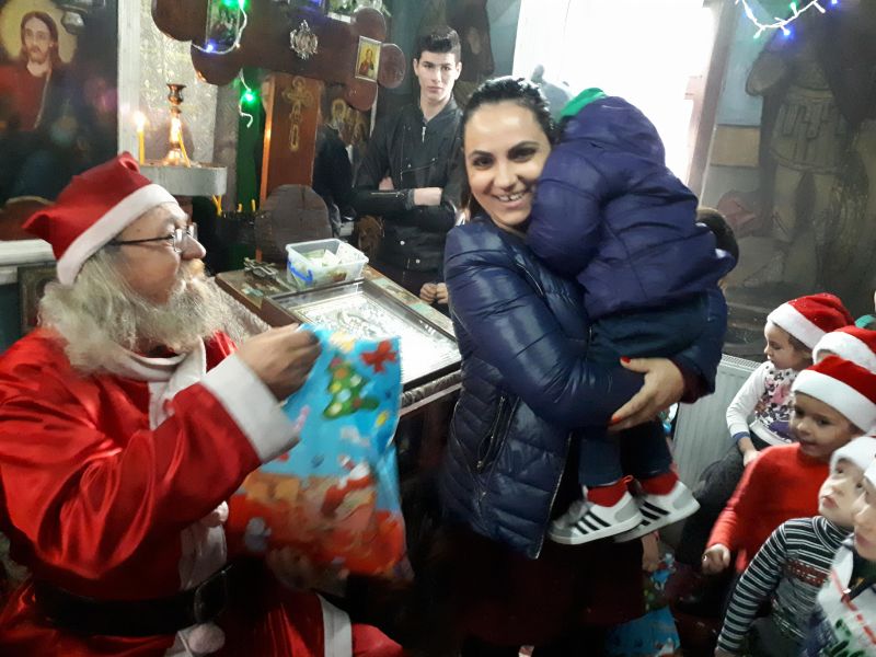 Moș Crăciun a ajuns încărcat cu daruri în Parohia Moi