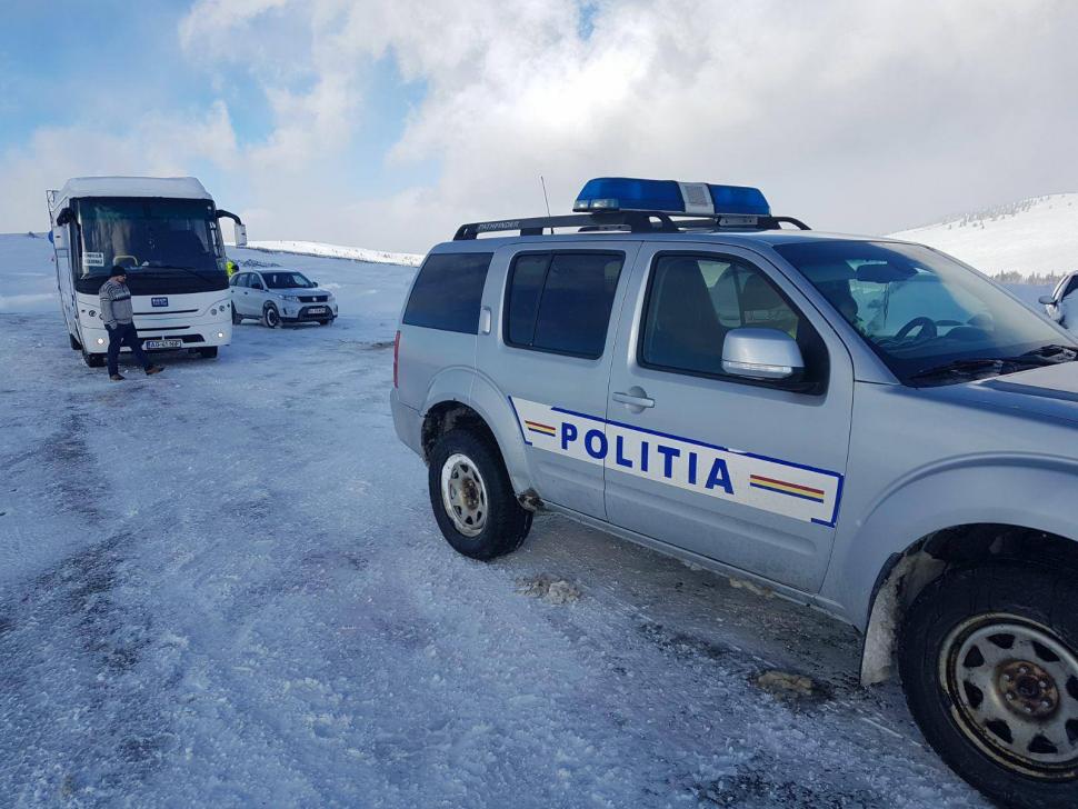 Zeci de turişti din Bucureşti, puşi în pericol la Rânca de un şofer inconştient