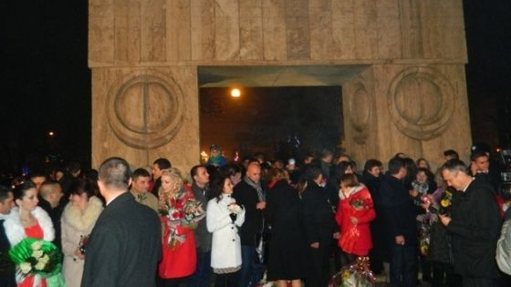 15 cupluri din ţară îşi unesc destinele de Revelion, la Poarta Sărutului