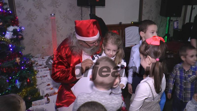 Moș Crăciun a venit la marea familie Centrul de Calcul, SNI și Gorjeanul