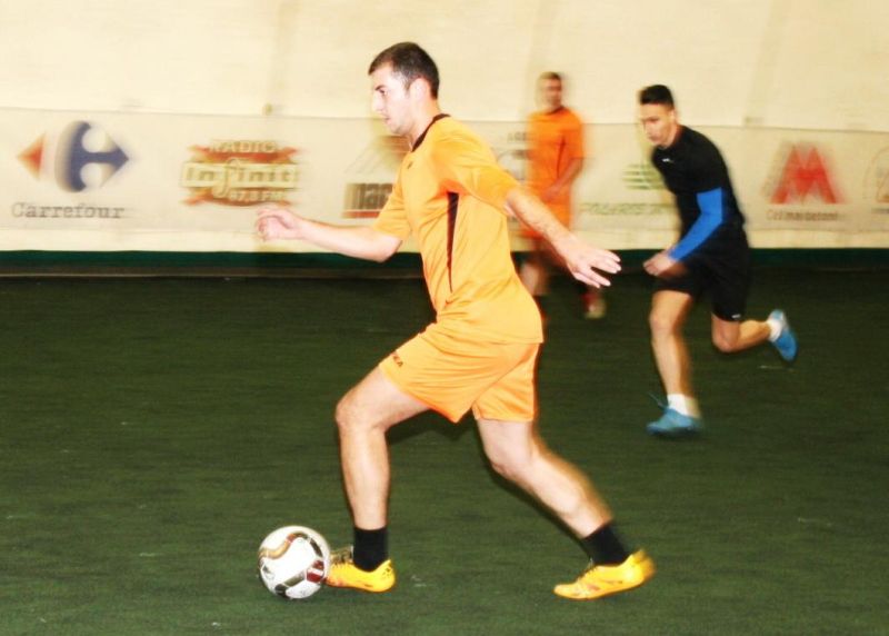 Se anunţă dueluri tari la minifotbal