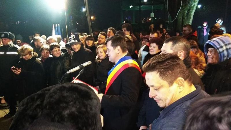 30 de îndrăgostiţi au spus “Da!” la Poarta Sărutului, în noaptea dintre ani