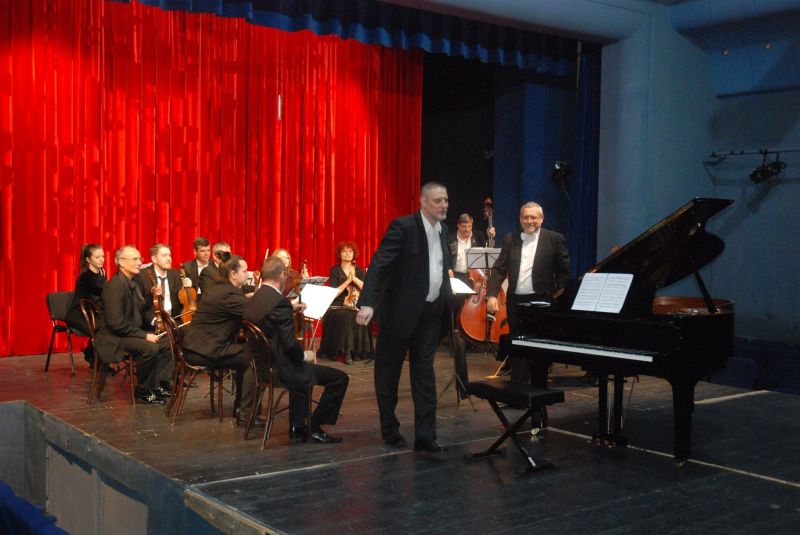 SEARĂ DE IARNĂ CU MUZICĂ ROMANTICĂ – Concertul orchestrei „LIRA GORJULUI” din seara zilei de 25 ianuarie 2018, Solist pianistul FLORIN BERCULESCU, Dirijor MIRCEA SUCHICI