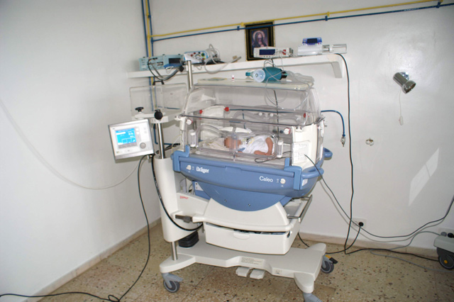 150 de cearceafuri pentru noi-născuți, donate Maternității Târgu-Jiu de către Crucea Roșie Gorj