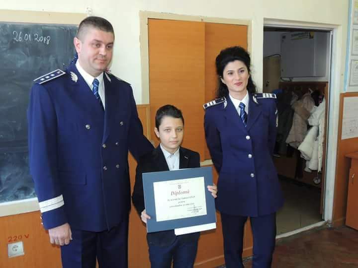 Copil din Gorj, felicitat de ministrul Afacerilor Interne