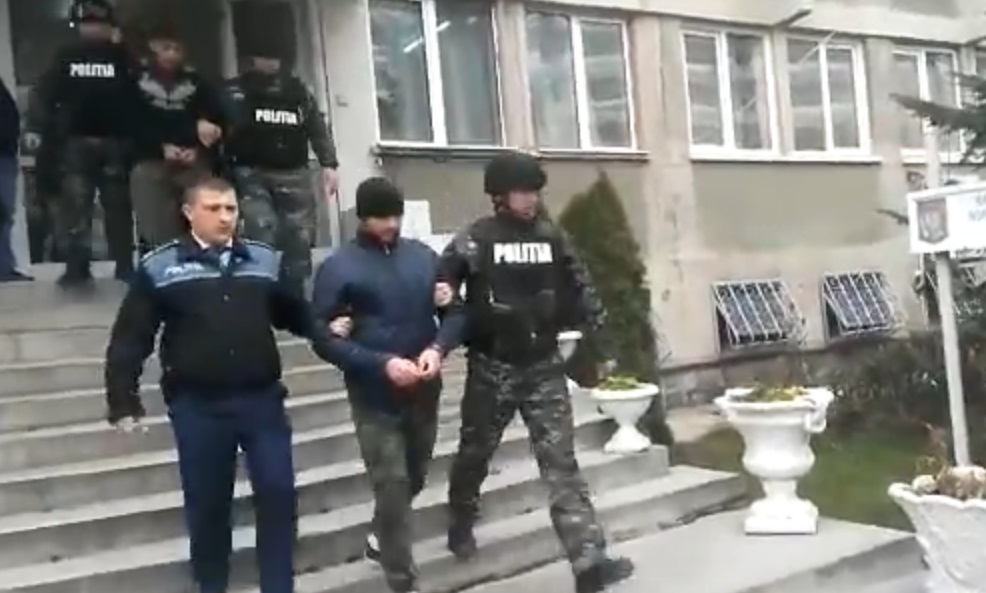 Tinerii acuzați că au lovit un agent de pază, eliberați