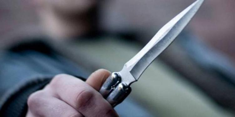 Dosar penal după ce a intrat cu briceagul într-un bar