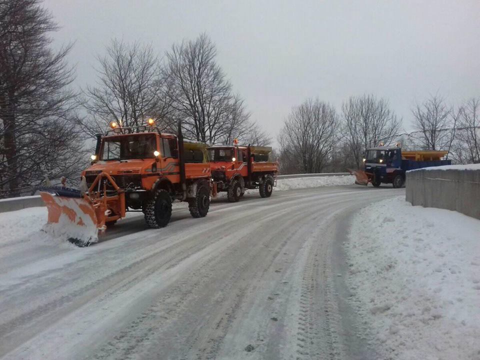 FOTO: Continuă ninsorile în Gorj! Drumarii acţionează cu zeci de utilaje