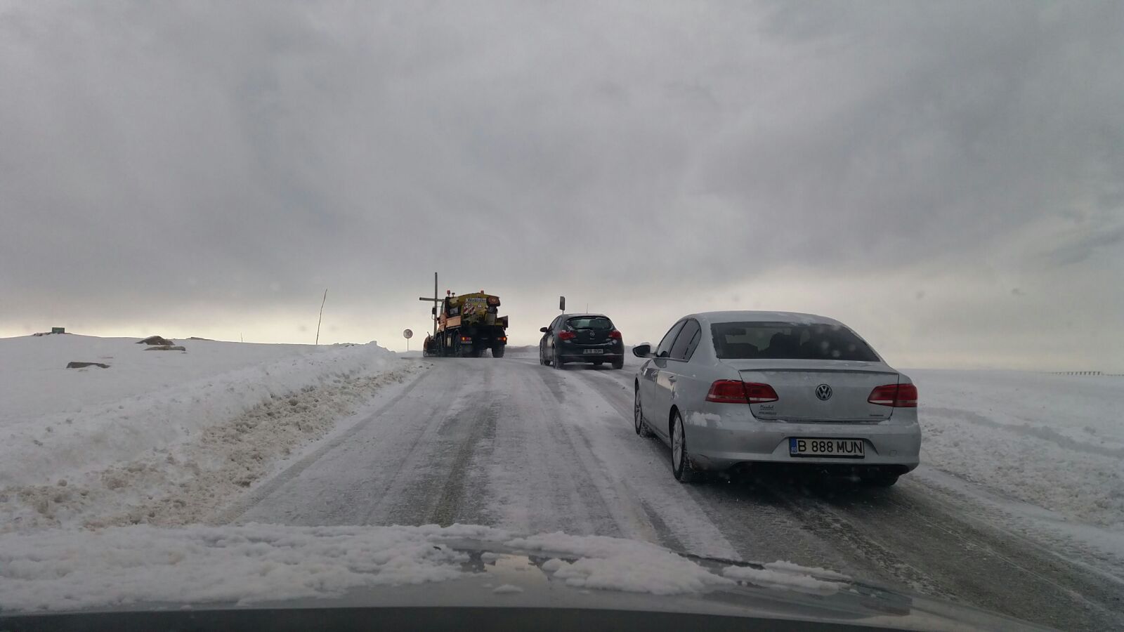 Viscol la Rânca! Turiştii, însoțiți de drumari până în stațiune