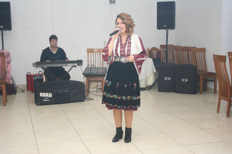 Cine spune că tinerii nu cunosc folclorul şi că viitorul acestui ,,însemn de românism’’ nu e pe mâini bune?