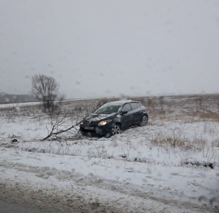 Două mașini, în șanț după ce au derapat la Scoarța
