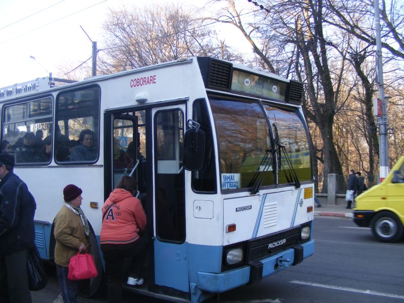 Dată jos din troleu la miezul nopţii! Automatul de bilete era defect!