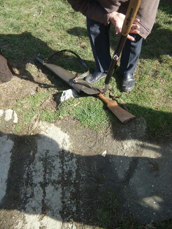 Imagini îngrozitoare la Hurezani. Un bărbat i-a împușcat câinele vecinului și l-a aruncat în apă