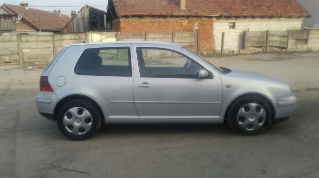 Tânăr din Turceni, cercetat după ce a condus o mașină din Franța