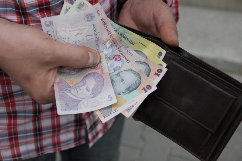 Prietenul de pahar i-a furat banii