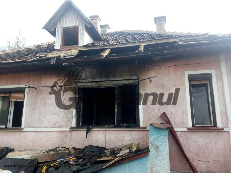 Două persoane au ajuns la spital cu arsuri, după ce casa le-a luat foc