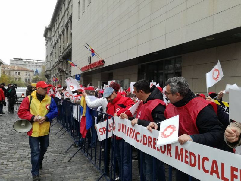 Sindicaliștii SANITAS Gorj pichetează Ministerul Muncii