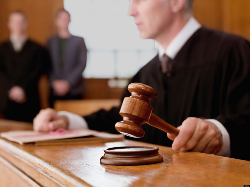 Tinerii reținuți pentru tâlhărie, puși sub control judiciar