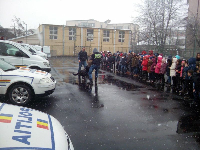 Câini care prind infractori, sirene la maxim, amprente, în școlile din Gorj
