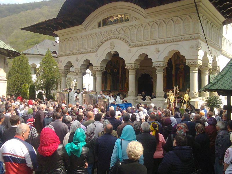 Lumina, şi Adevărul, şi Viaţa – Sărbătoarea «Izvorul Tămăduirii», de la Mănăstirea Lainici