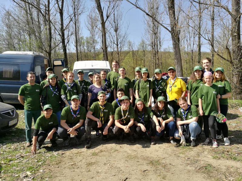 Cercetaşii gorjeni, la împădurit, în “Luna Plantării Arborilor”