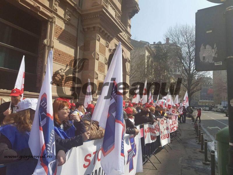 Se pregăteşte greva generală! – Sindicaliştii SANITAS Gorj au pichetat Ministerul Muncii