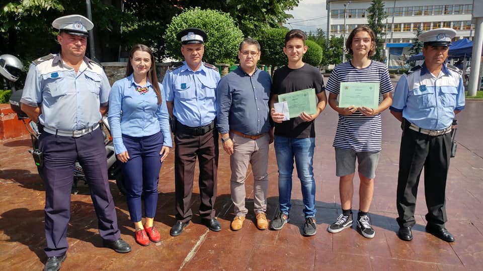 Elevi ai Şcolii „Constantin Săvoiu”, premiaţi de Poliţia Locală Târgu-Jiu