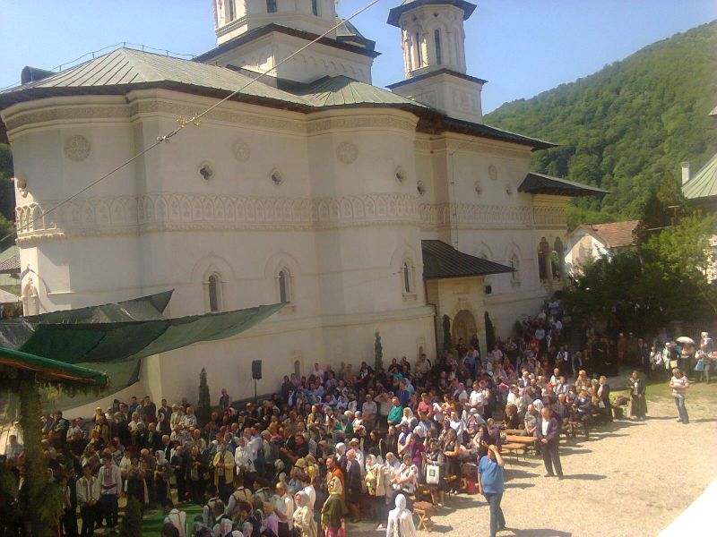 Sfântă Liturghie Arhierească la Mănăstirea Lainici, la împlinirea celor şapte ani de la canonizarea Sf. Cuv. Irodion