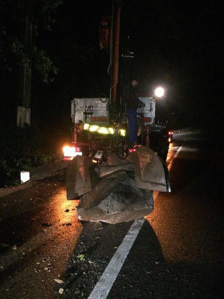 Noapte grea pentru drumari! Șosele acoperite cu grohotiș și copaci căzuți pe carosabil!