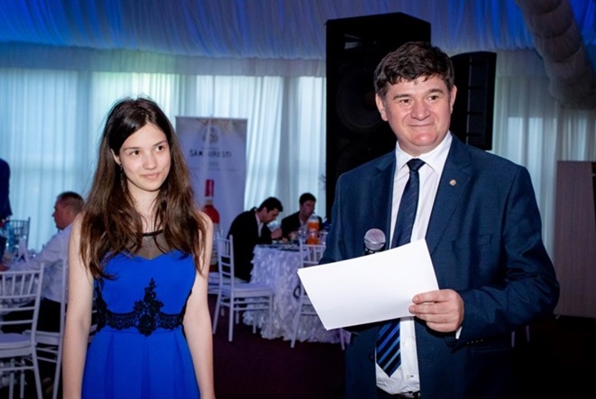 Promovăm excelența! (II) – Ruxandra Roșca: “Ceea ce contează este curajul de a călători spre sursele de înțelepciune”