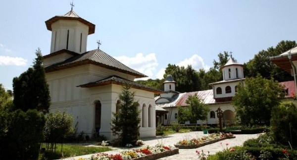 Sfinte Liturghii Arhiereşti la Hramul Mănăstirii «Sfânta Treime» de la Strâmba-Jiu, Gorj