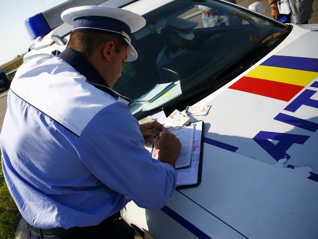 Tânăr cercetat pentru conducere fără permis