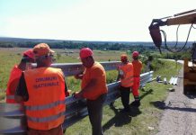 Drumarii gorjeni montează parapet metalic pe DN 67 D
