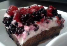 Rețeta săptămânii – Negresă cu cremă de brânză și fructe de pădure