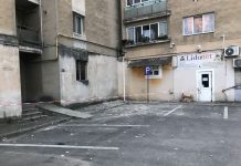 Mașini avariate de tencuiala desprinsă de pe bloc