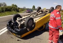 Mașină răsturnată pe plafon la Telești