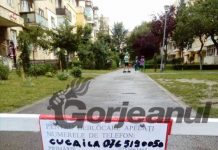Minunile din Bumbești-Jiu: Pe strada Jiului, trotuarul este ocupat de stâlpi, iar o alee lărgită între blocuri are bariere cu lacăt și o singură cheie